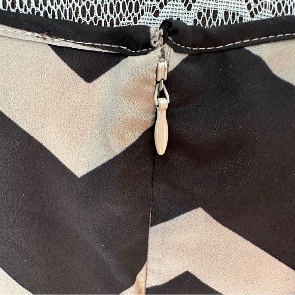 The Limited Black & Beige Chevron Print Belted Shift Dress Size 10 - Picture 8 of 14